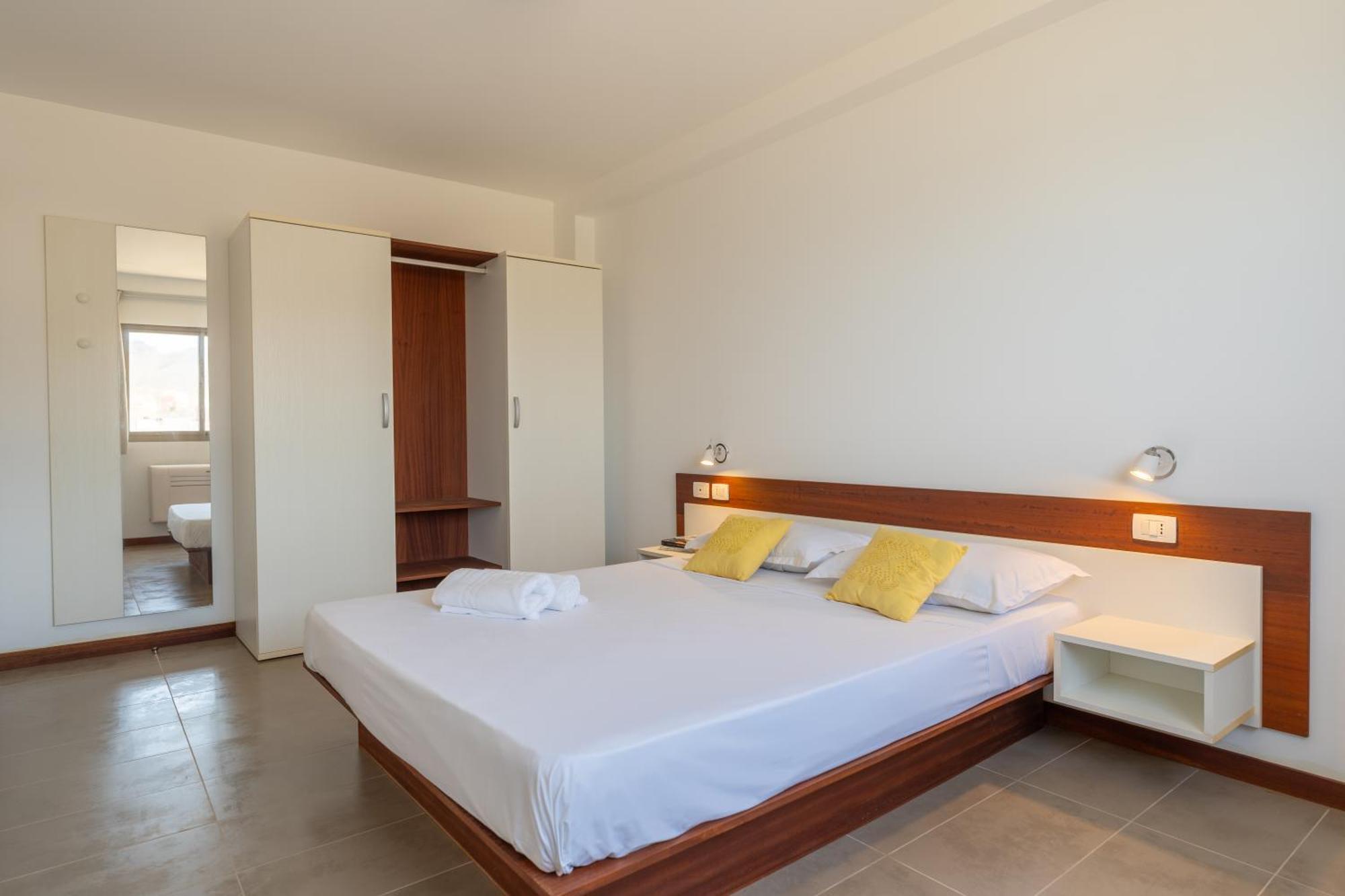 Rochas Aparthotel 2*